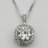 Gros plan sur le pendentif serti de zircons
