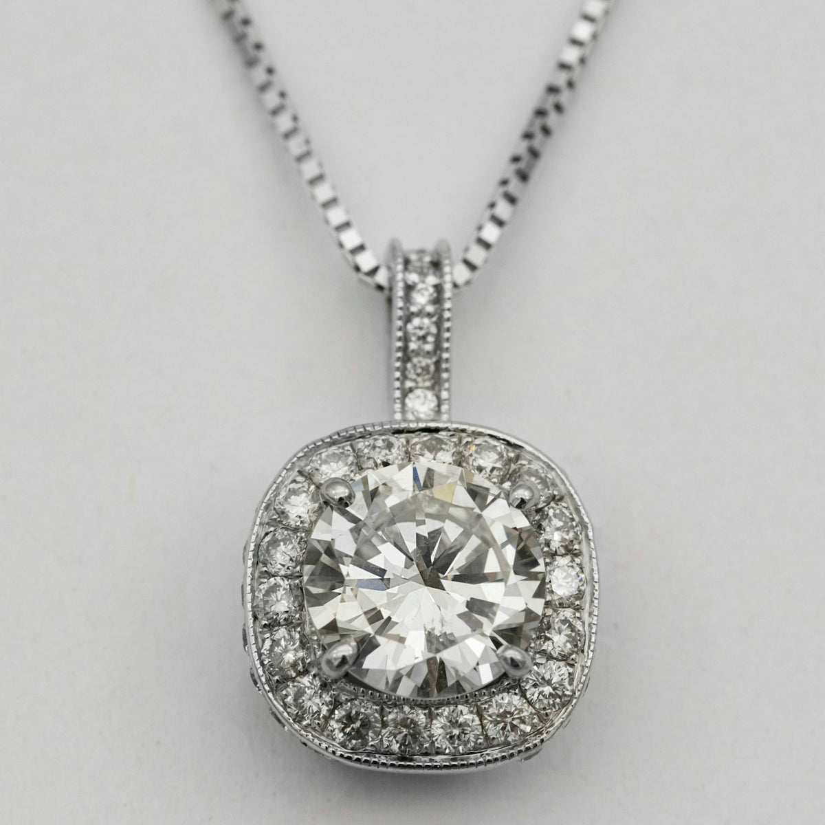 Gros plan sur le pendentif serti de zircons