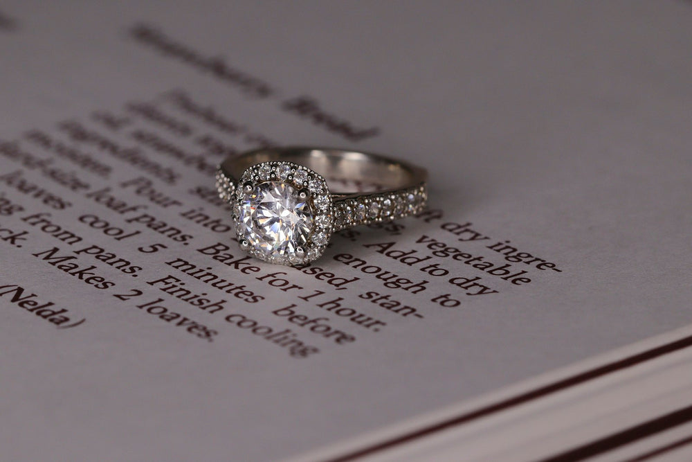 Bague solitaire en argent sertie d'un zircon