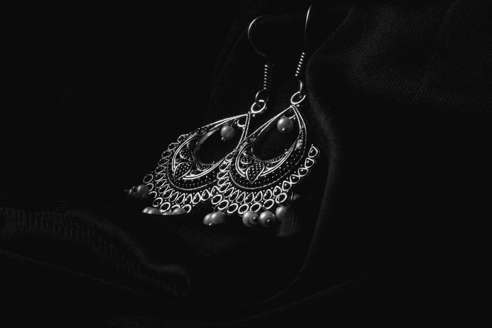 Boucles ajourées en argent, vue de détail