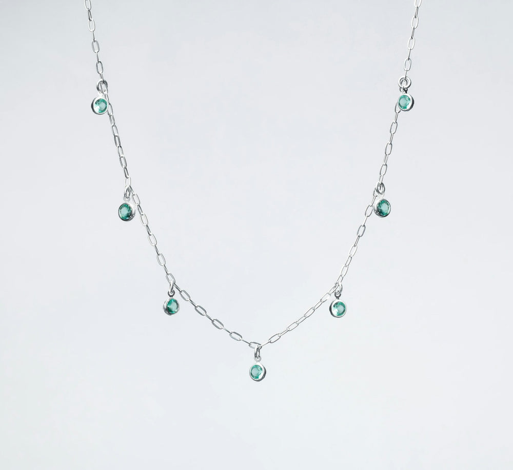 Collier chaîne fine avec petites pierres serties en argent 925