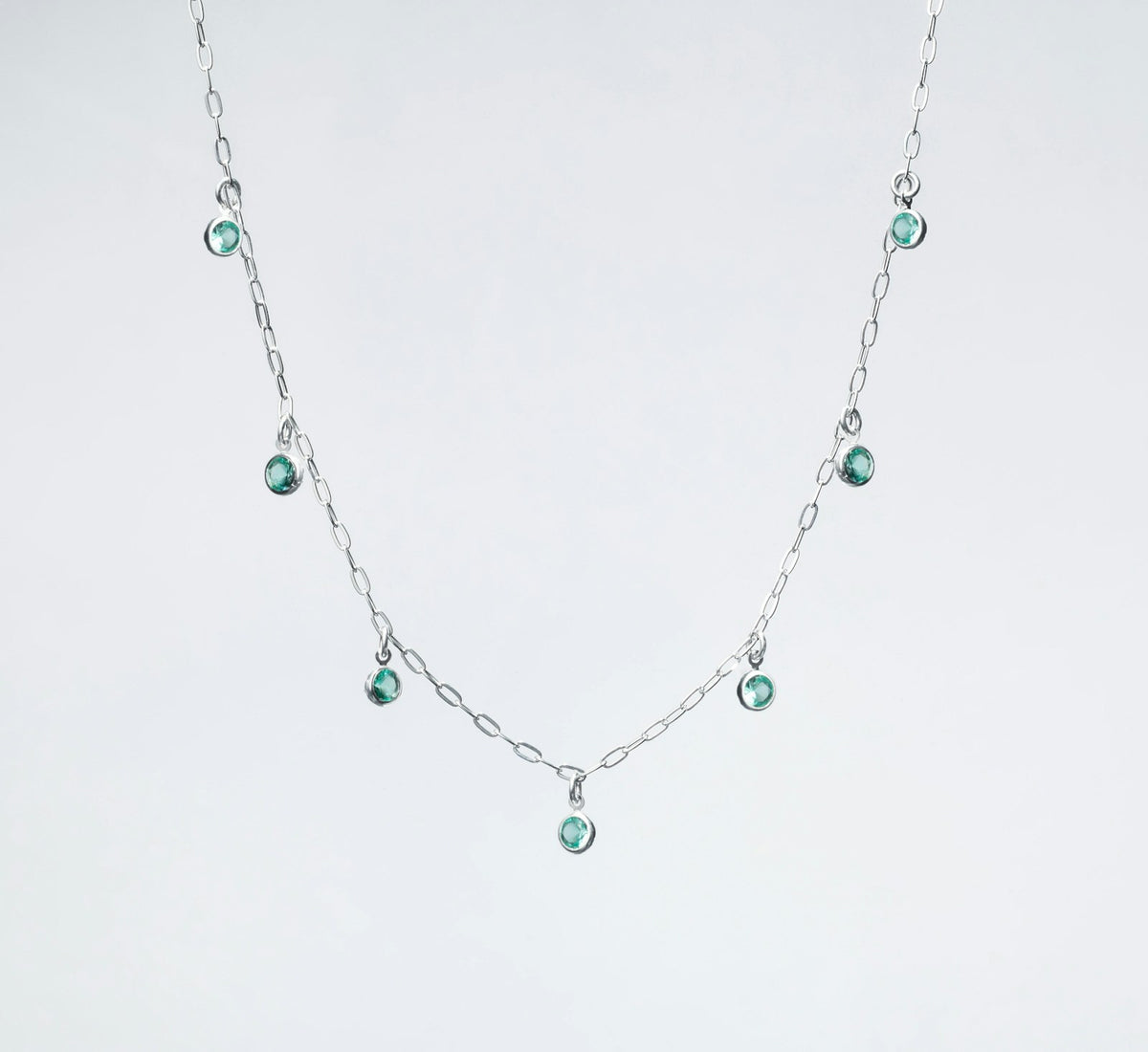 Collier chaîne fine avec petites pierres serties en argent 925