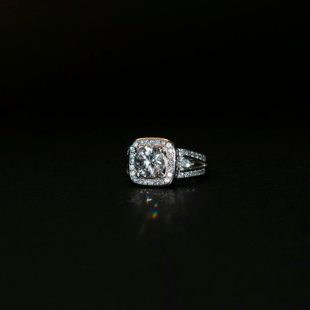 Bague solitaire en argent sur fond sombre