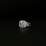 Bague solitaire en argent sur fond sombre