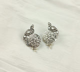 Boucles d'oreilles filigrane en argent sur tissu blanc