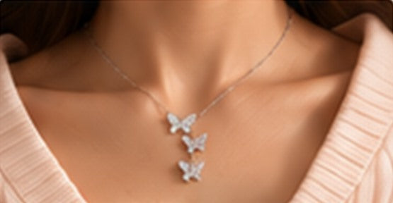 Collier Trio Papillon porté au travail