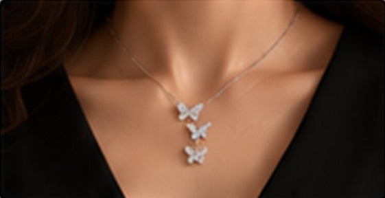 Collier Trio Papillon porté en soirée