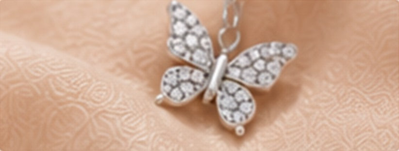 Papillon serti de pierres scintillantes