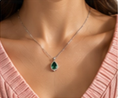 Collier Zircon Vert porté au travail