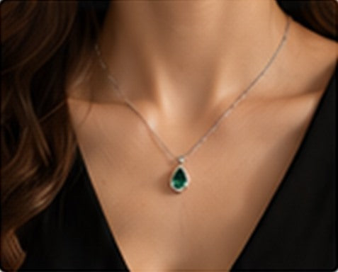 Collier Zircon Vert porté en soirée