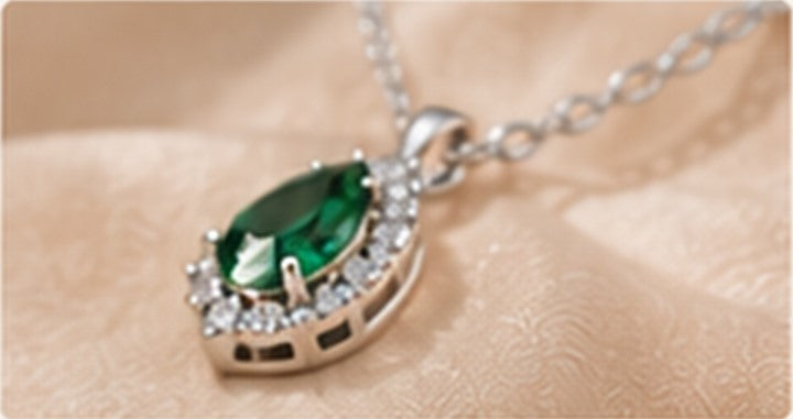 Pendentif zircon vert entouré de petites pierres